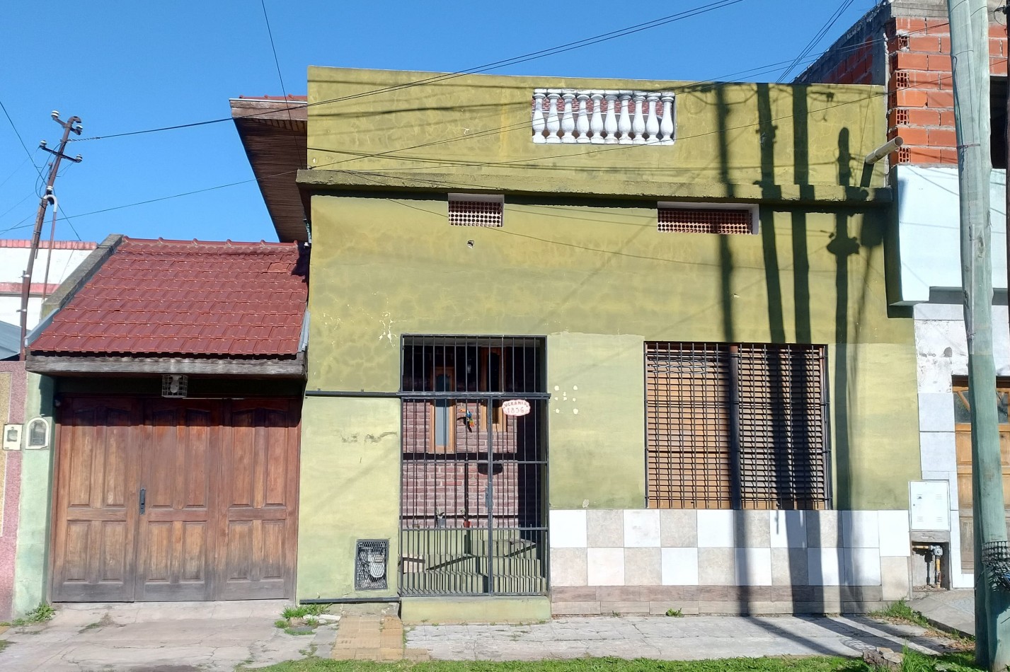 CASA DE 4 AMBIENTES, CON FONDO LIBRE DE GRAN DIMENSION. 