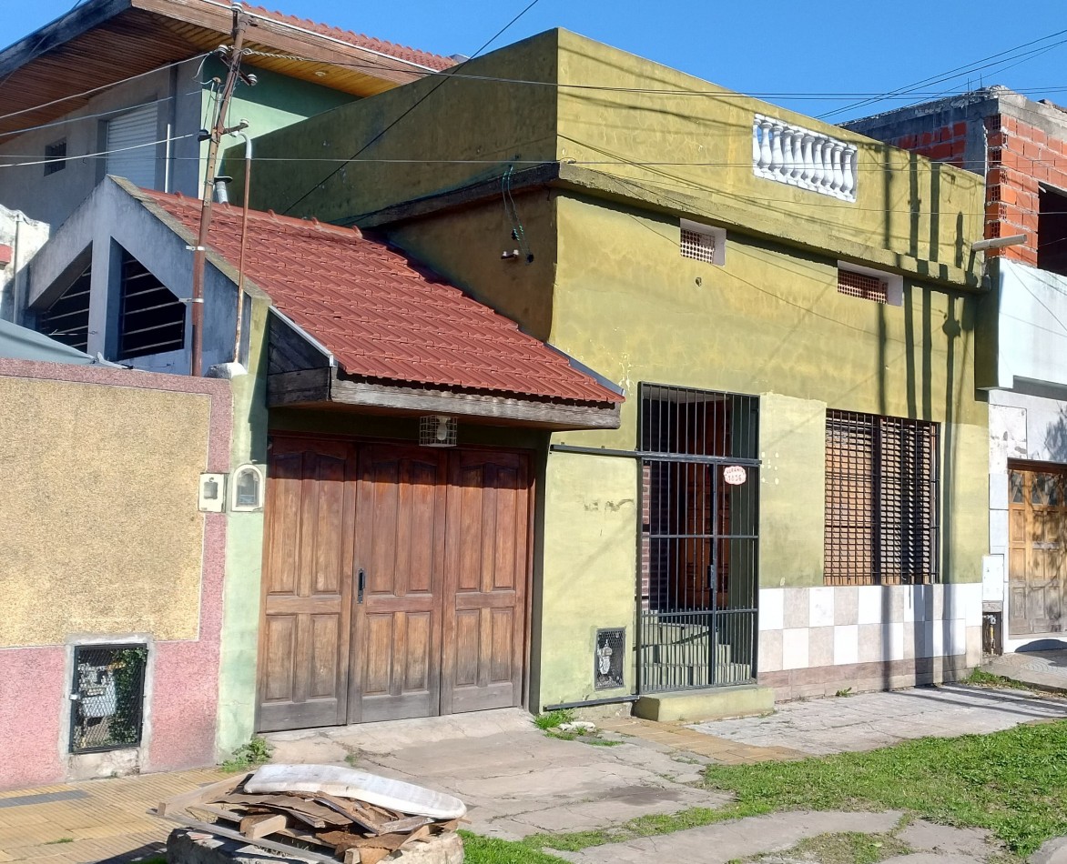 CASA DE 4 AMBIENTES, CON FONDO LIBRE DE GRAN DIMENSION. 