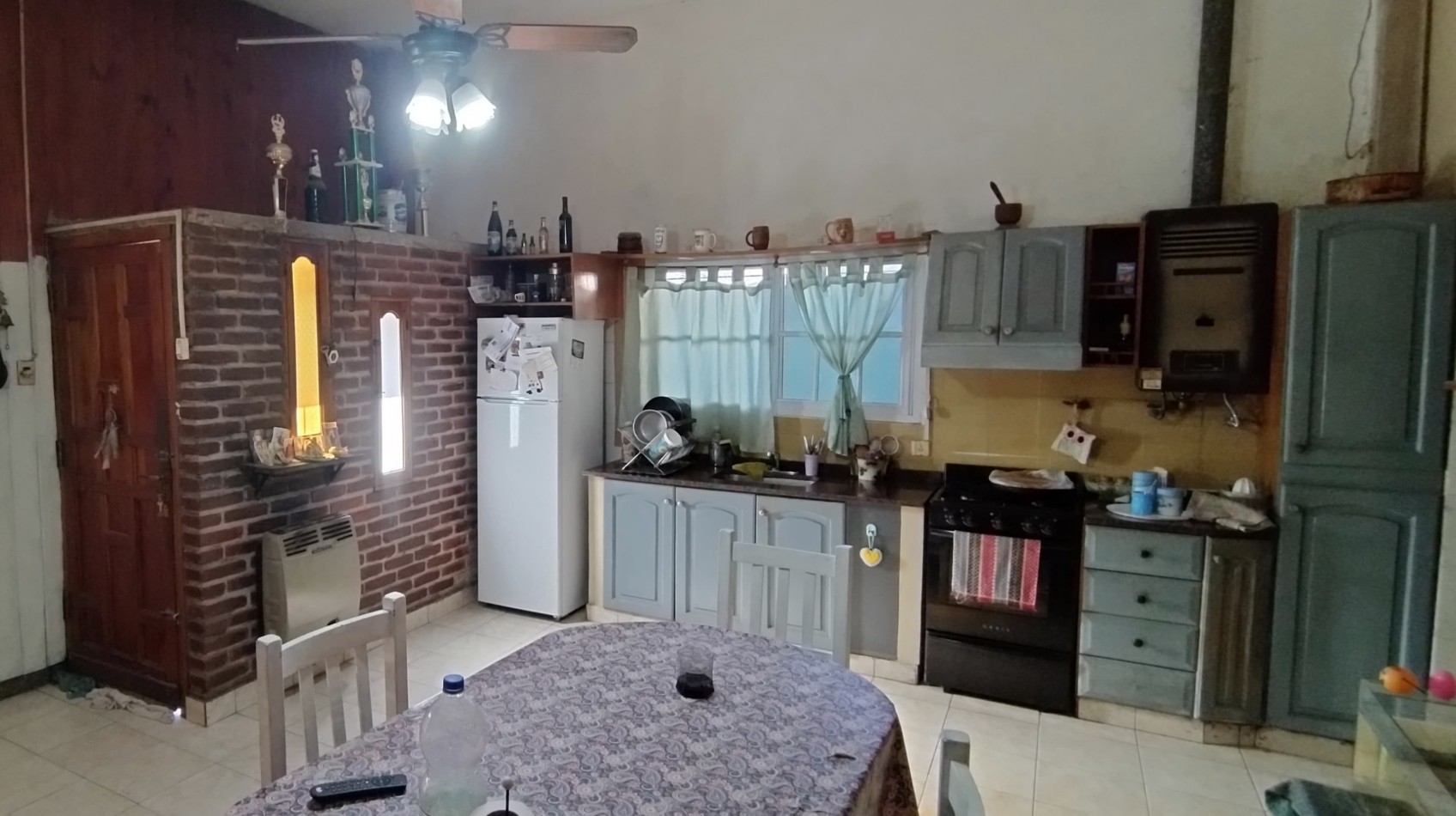 CASA DE 4 AMBIENTES, CON FONDO LIBRE DE GRAN DIMENSION. 