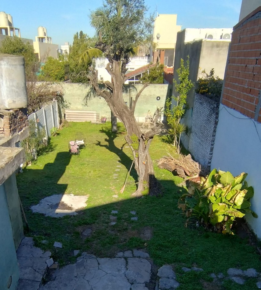 CASA DE 4 AMBIENTES, CON FONDO LIBRE DE GRAN DIMENSION. 