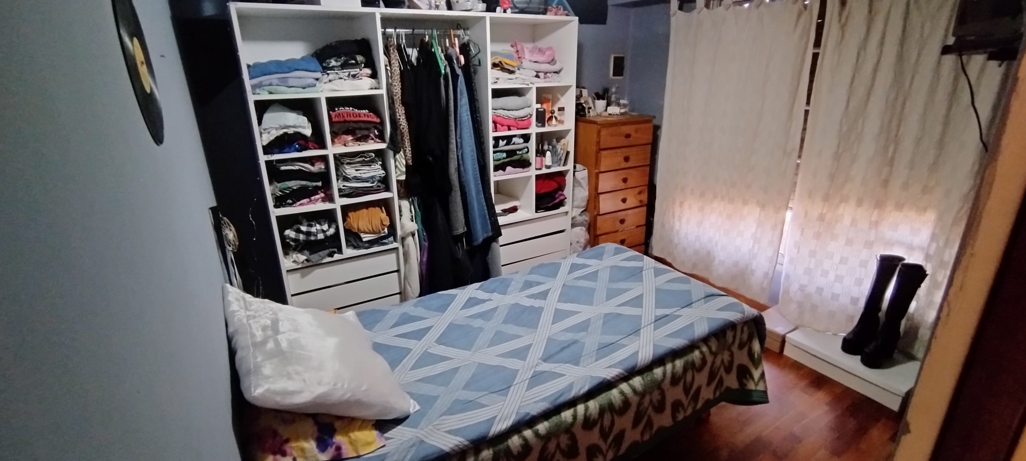 CASA DE 4 AMBIENTES, CON FONDO LIBRE DE GRAN DIMENSION. 