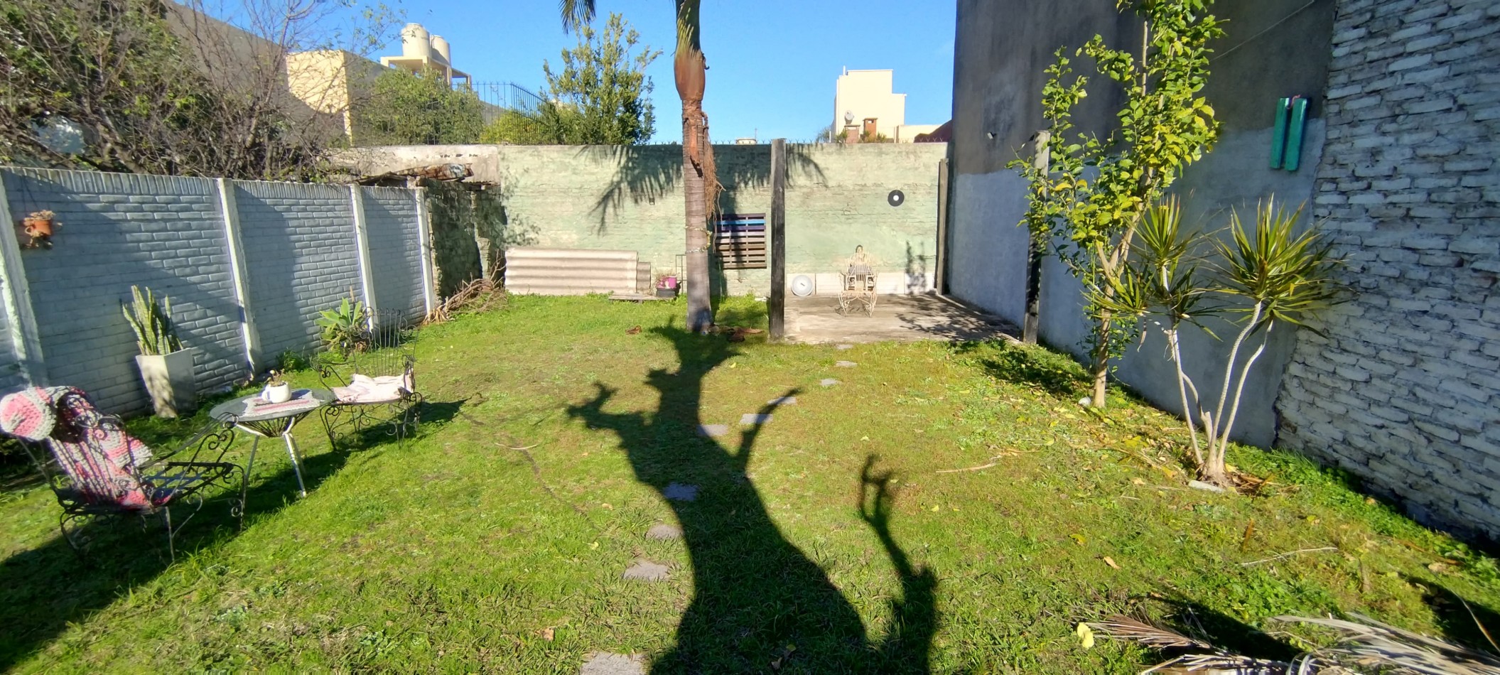 CASA DE 4 AMBIENTES, CON FONDO LIBRE DE GRAN DIMENSION. 