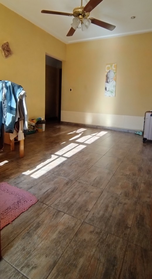 CASA DE 4 AMBIENTES, CON FONDO LIBRE DE GRAN DIMENSION. 