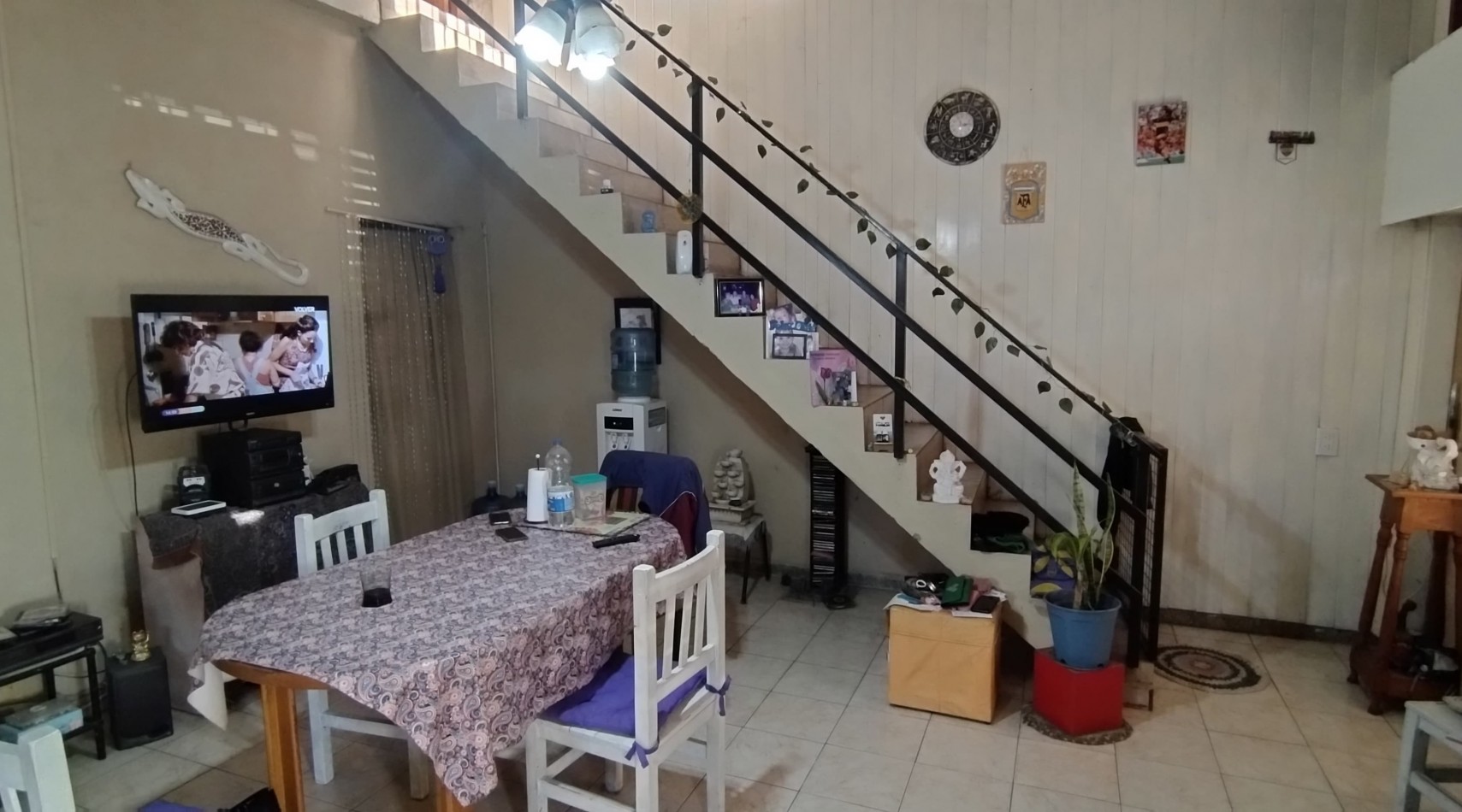 CASA DE 4 AMBIENTES, CON FONDO LIBRE DE GRAN DIMENSION. 