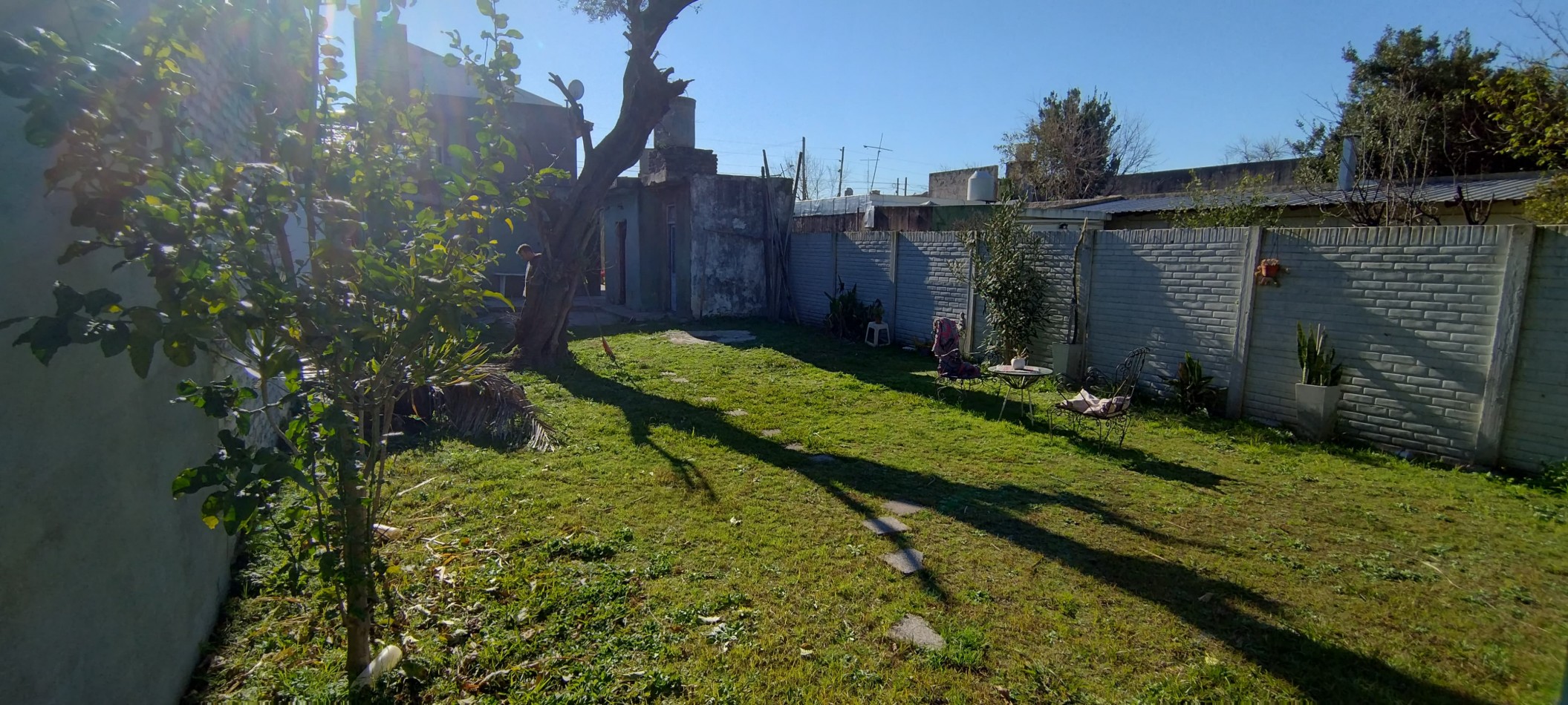 CASA DE 4 AMBIENTES, CON FONDO LIBRE DE GRAN DIMENSION. 