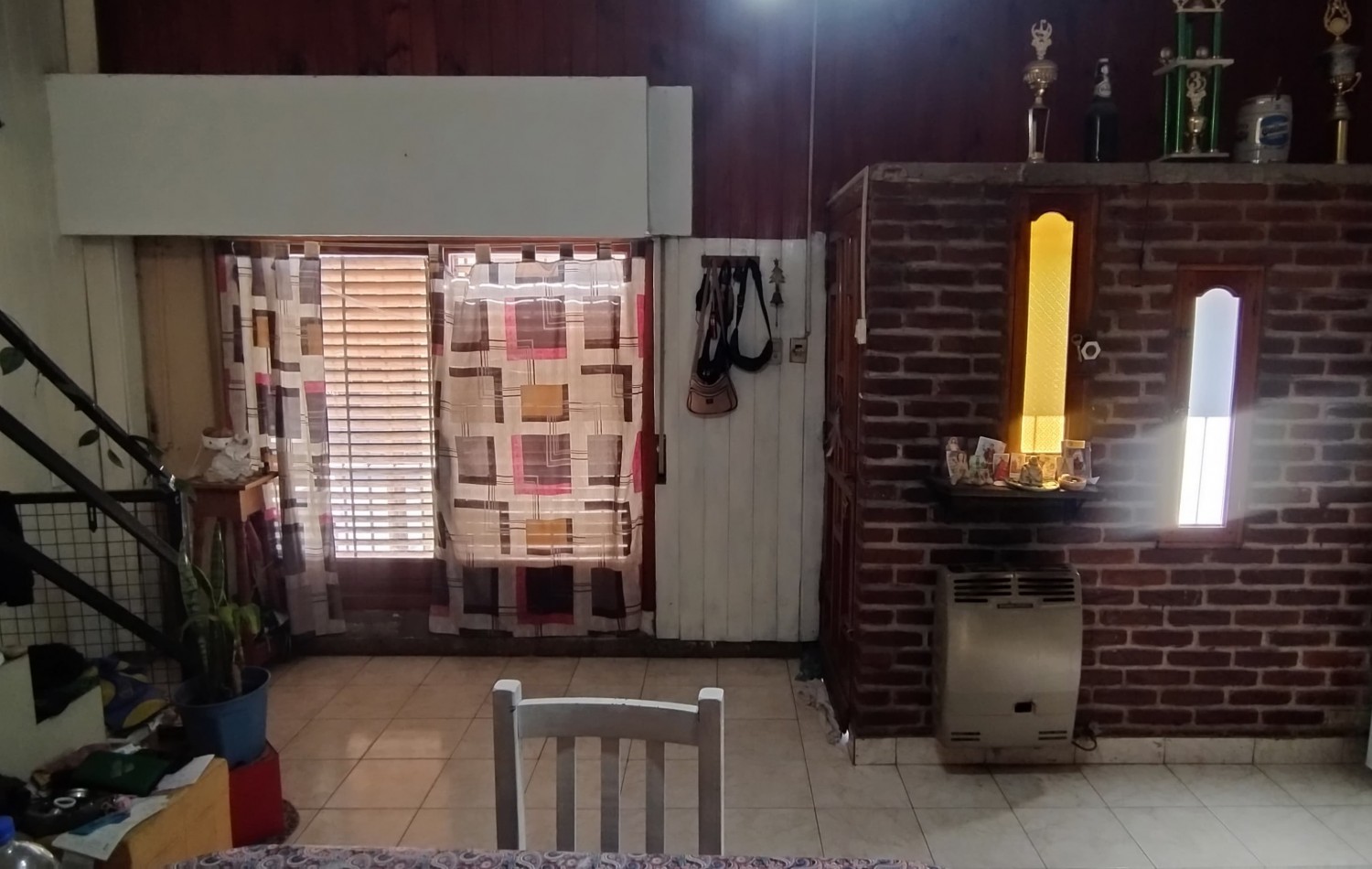 CASA DE 4 AMBIENTES, CON FONDO LIBRE DE GRAN DIMENSION. 