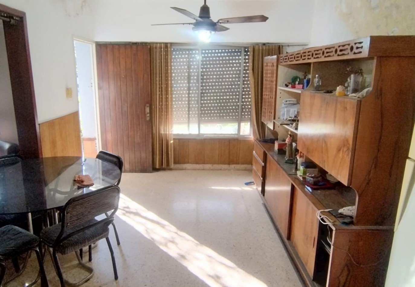 CASA DE 4 AMBIENTES, 3 DORMITORIOS CON GARAGE Y PATIO.