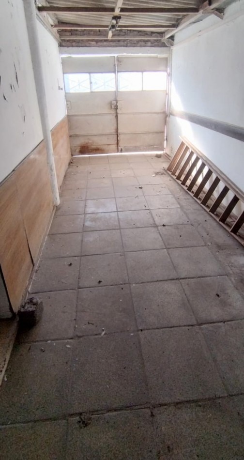 CASA DE 4 AMBIENTES, 3 DORMITORIOS CON GARAGE Y PATIO.