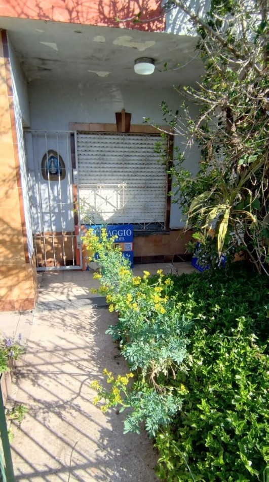 CASA DE 4 AMBIENTES, 3 DORMITORIOS CON GARAGE Y PATIO.