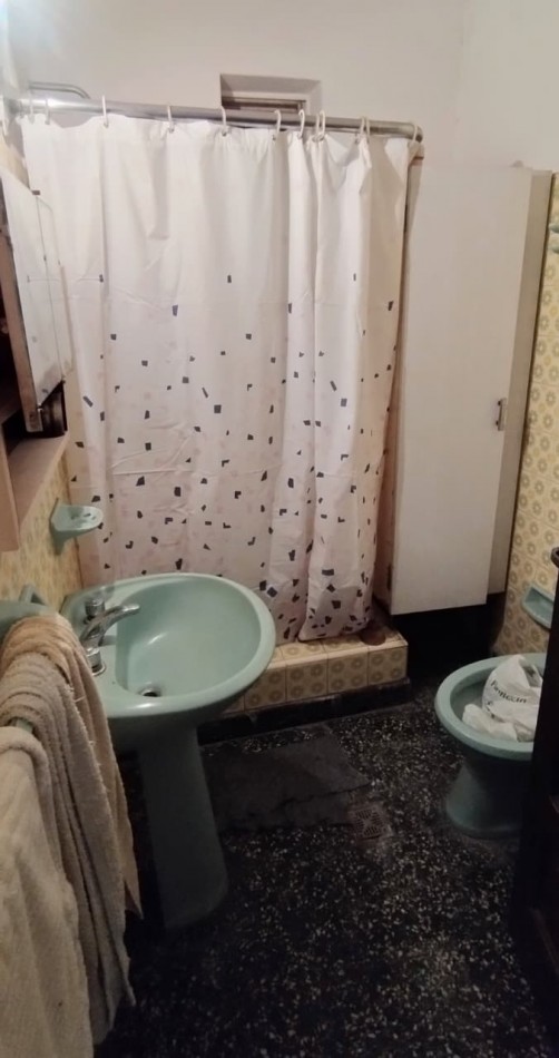 CASA DE 4 AMBIENTES, 3 DORMITORIOS CON GARAGE Y PATIO.