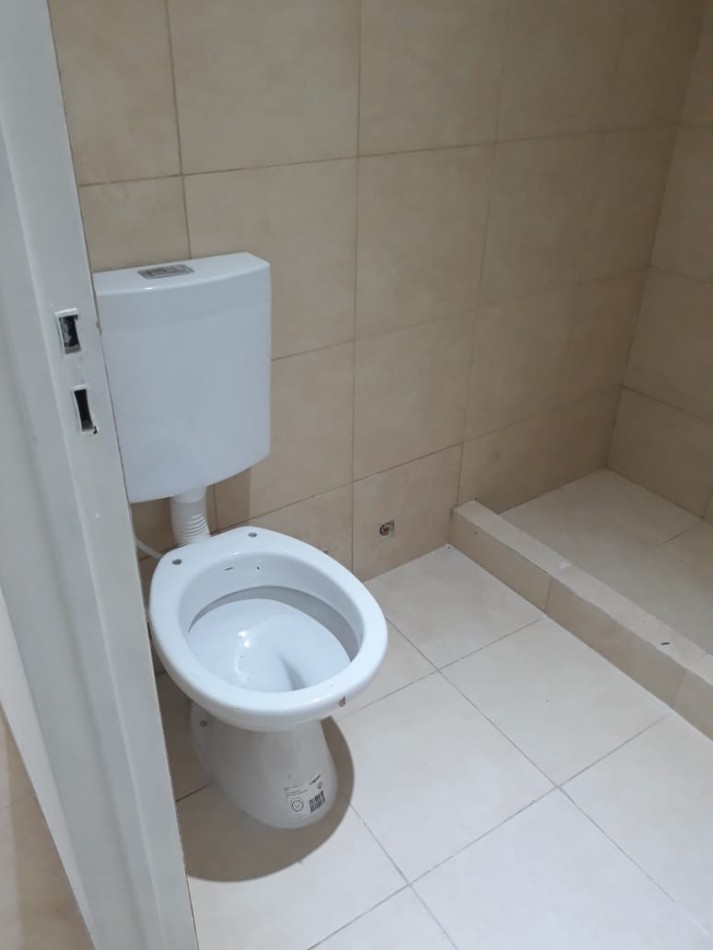 MONOAMBIENTE DIVIDIDO EN PLANTA BAJA AL FRENTE.