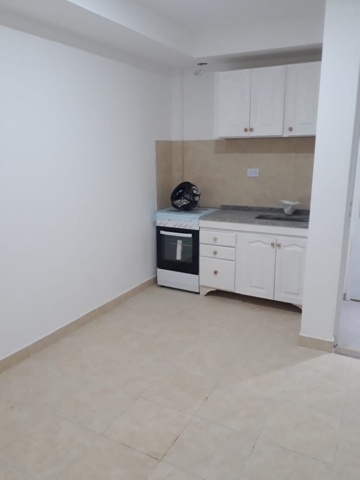 MONOAMBIENTE DIVIDIDO EN PLANTA BAJA AL FRENTE.