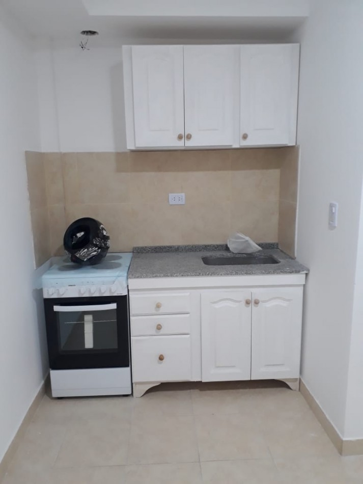 MONOAMBIENTE DIVIDIDO EN PLANTA BAJA AL FRENTE.