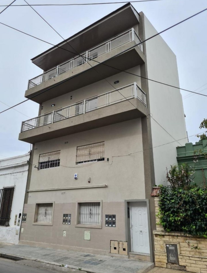 MONOAMBIENTE DIVIDIDO EN PLANTA BAJA AL FRENTE.