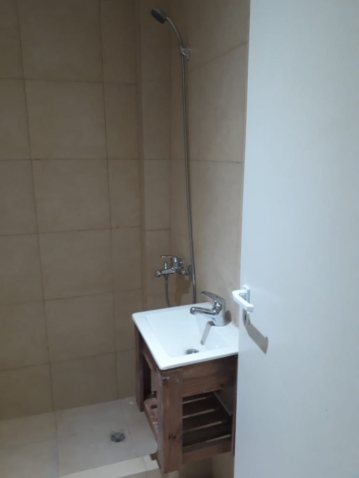 MONOAMBIENTE DIVIDIDO EN PLANTA BAJA AL FRENTE.