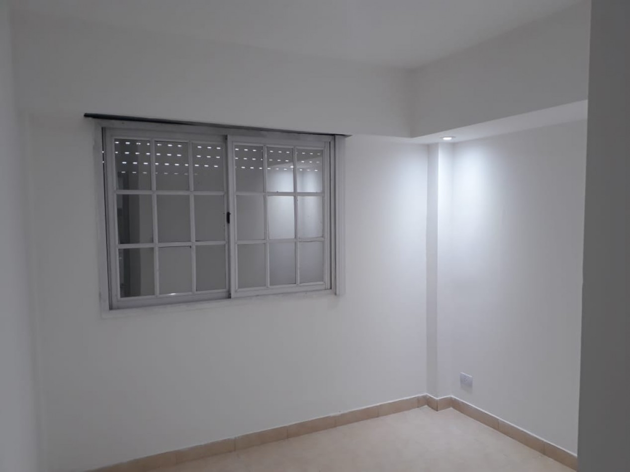 MONOAMBIENTE DIVIDIDO EN PLANTA BAJA AL FRENTE.