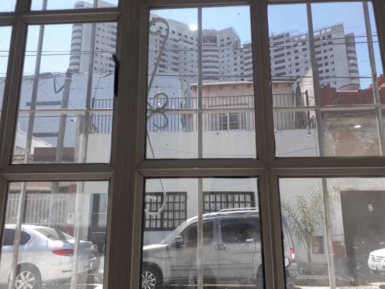 MONOAMBIENTE DIVIDIDO EN PLANTA BAJA AL FRENTE.