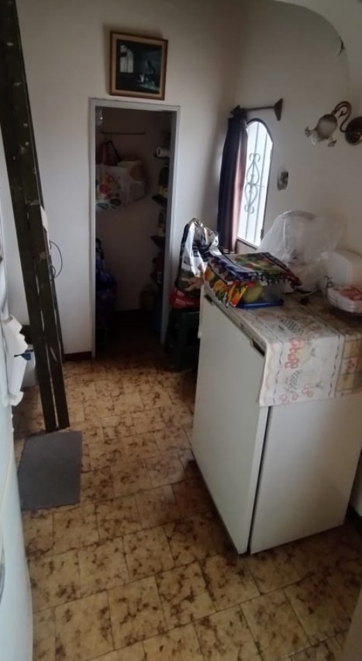 DEPARTAMENTO TIPO CASA EN PLANTA ALTA DE 4 AMBIENTES MAS GALPON EN PLANTA BAJA.