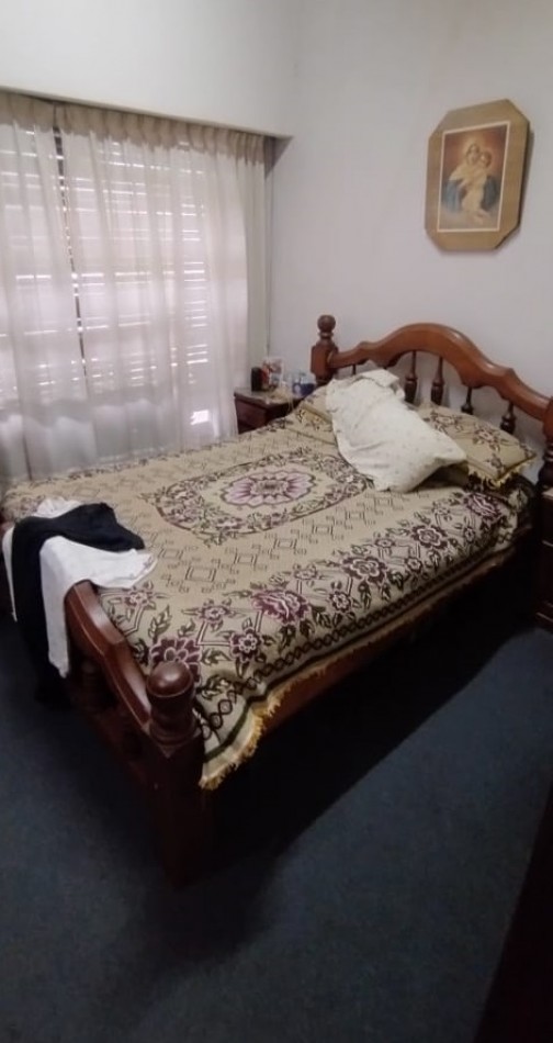 DEPARTAMENTO TIPO CASA EN PLANTA ALTA DE 4 AMBIENTES MAS GALPON EN PLANTA BAJA.