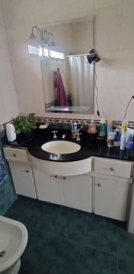 DEPARTAMENTO TIPO CASA EN PLANTA ALTA DE 4 AMBIENTES MAS GALPON EN PLANTA BAJA.