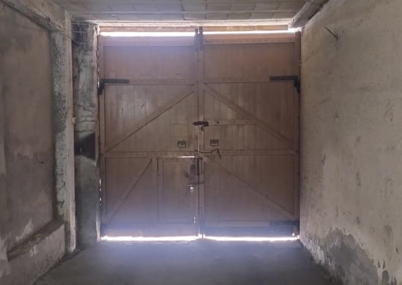 DEPARTAMENTO TIPO CASA EN PLANTA ALTA DE 4 AMBIENTES MAS GALPON EN PLANTA BAJA.