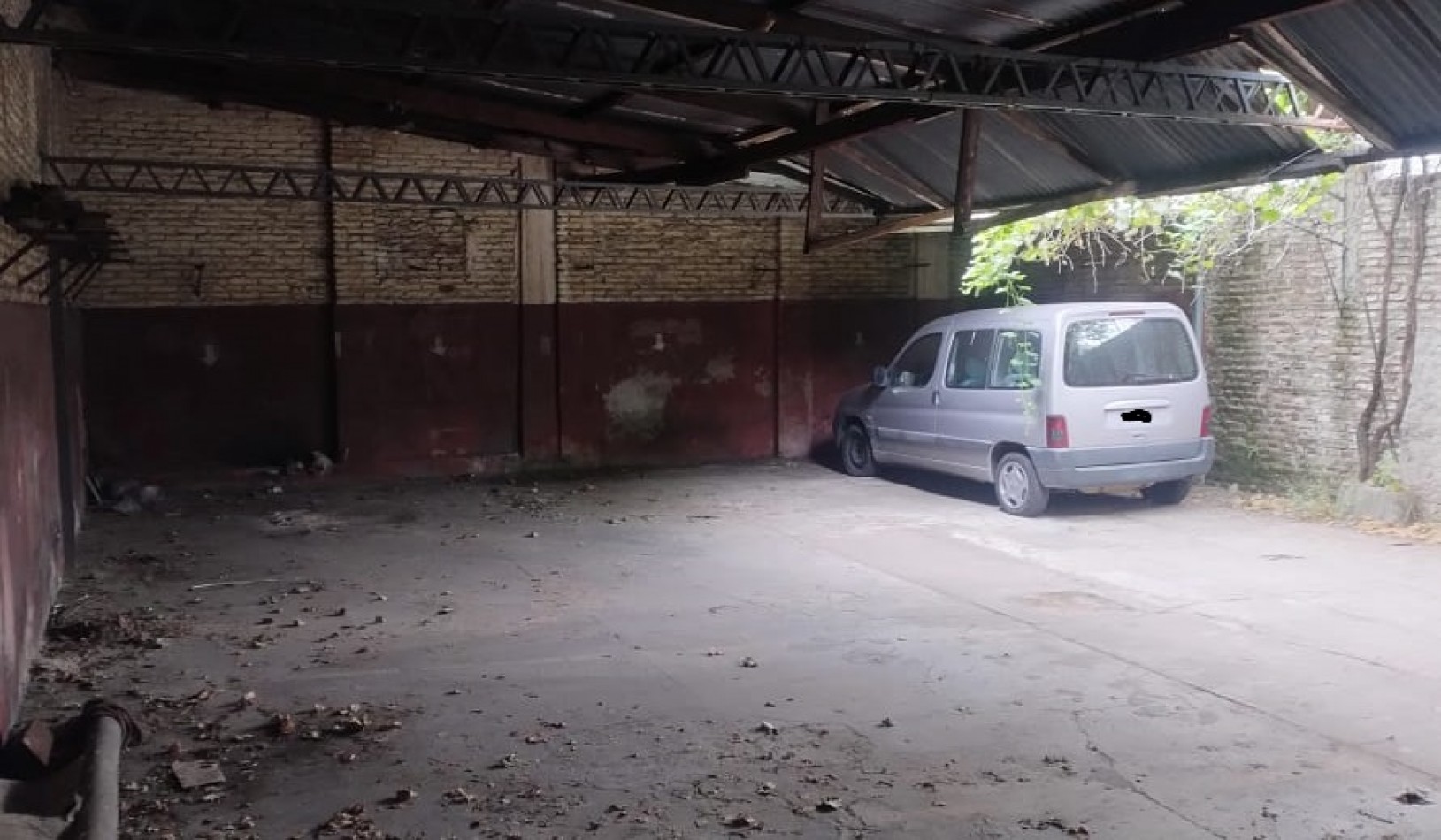 DEPARTAMENTO TIPO CASA EN PLANTA ALTA DE 4 AMBIENTES MAS GALPON EN PLANTA BAJA.