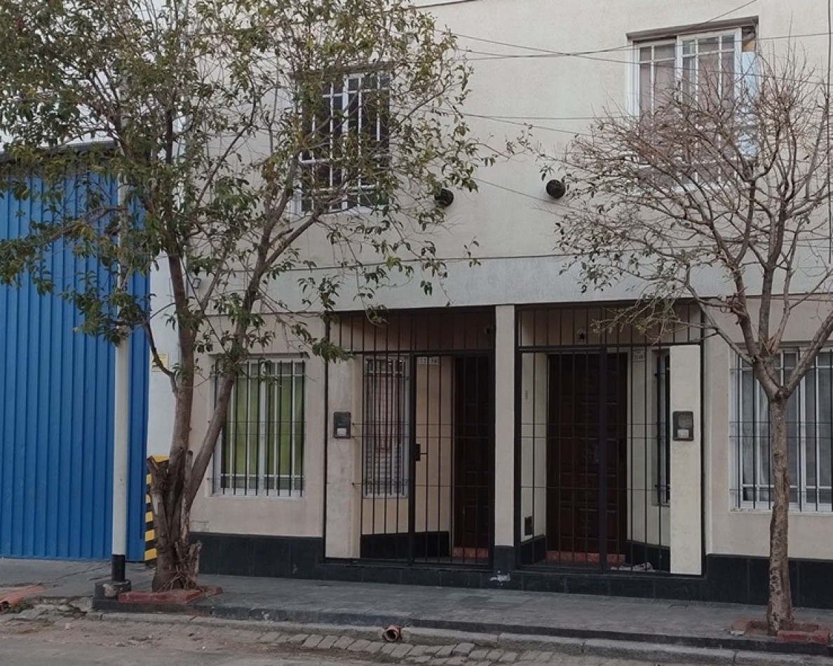 DUPLEX AL FRENTE DE 3 AMBIENTES, CON ENTRADA INDEPENDIENTE Y PATIO.