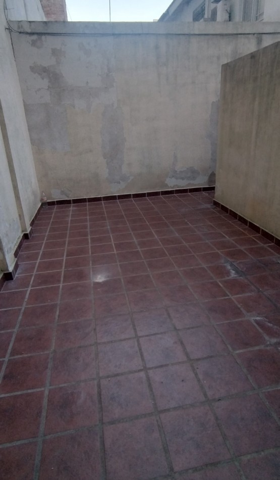 DUPLEX AL FRENTE DE 3 AMBIENTES, CON ENTRADA INDEPENDIENTE Y PATIO.