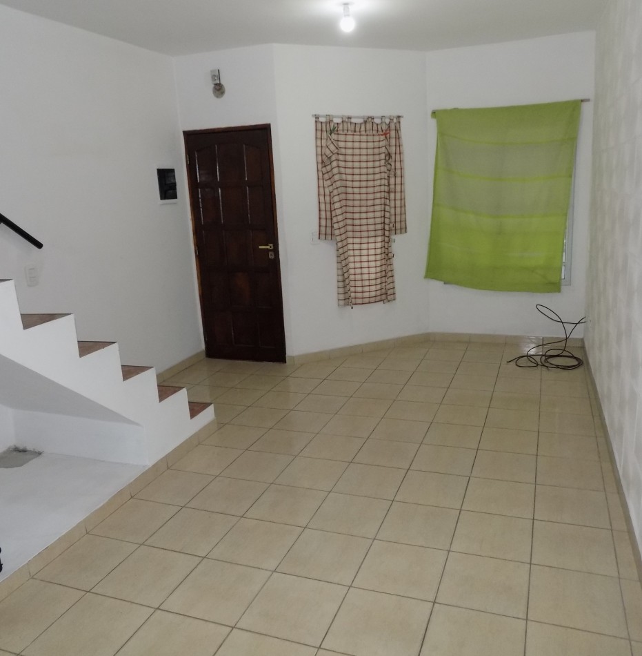 DUPLEX AL FRENTE DE 3 AMBIENTES, CON ENTRADA INDEPENDIENTE Y PATIO.