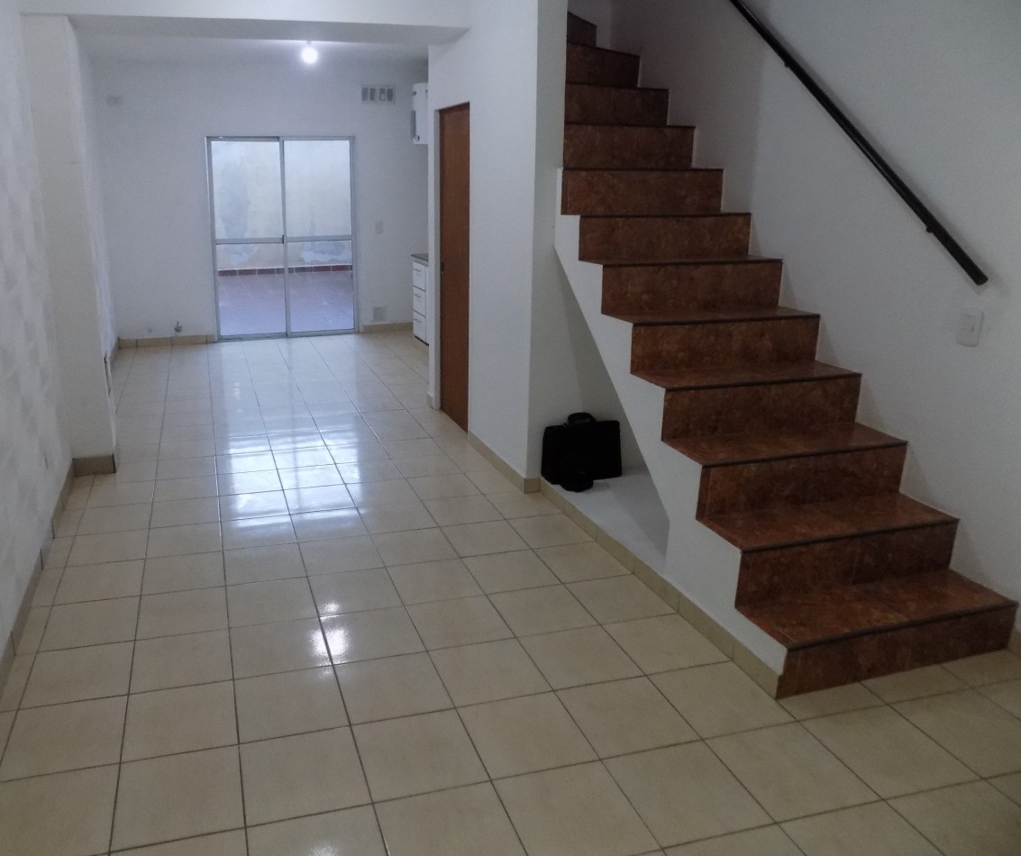 DUPLEX AL FRENTE DE 3 AMBIENTES, CON ENTRADA INDEPENDIENTE Y PATIO.