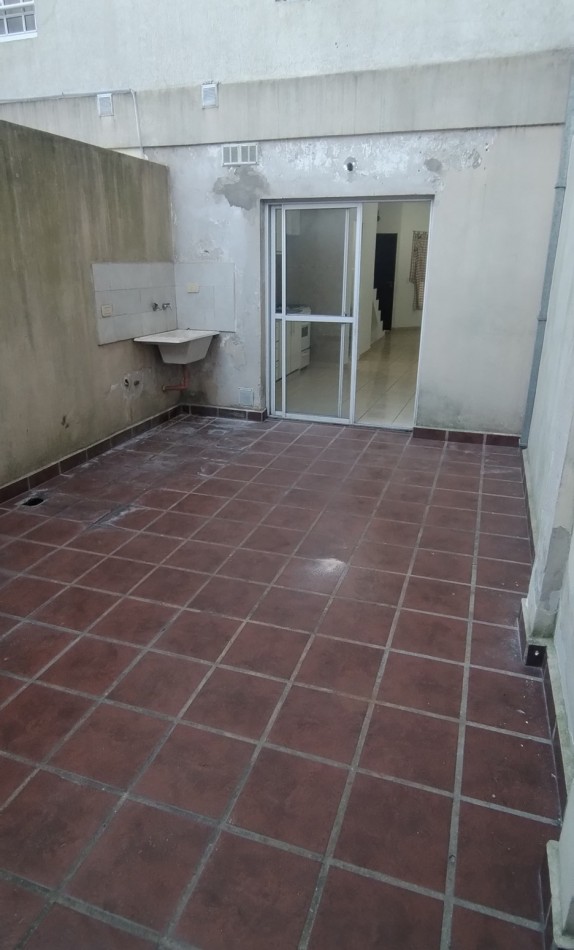 DUPLEX AL FRENTE DE 3 AMBIENTES, CON ENTRADA INDEPENDIENTE Y PATIO.