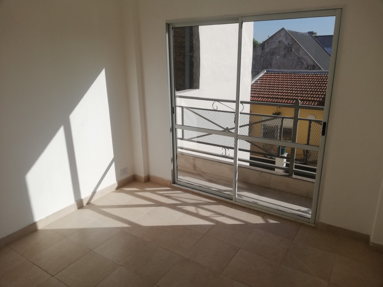 MONOAMBIENTE DIVIDIDO EN TERCER PISO AL FRENTE, CON BALCON.