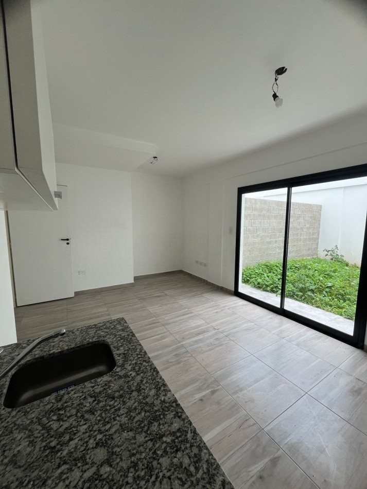 MONOAMBIENTE EN PLANTA BAJA, DTO D, CON PATIO, 43M2, BANFIELD.