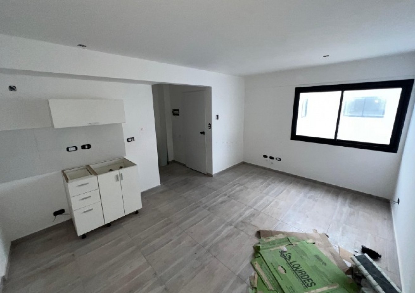 MONOAMBIENTE EN 1ER PISO, DTO C, 21M2, BANFIELD.