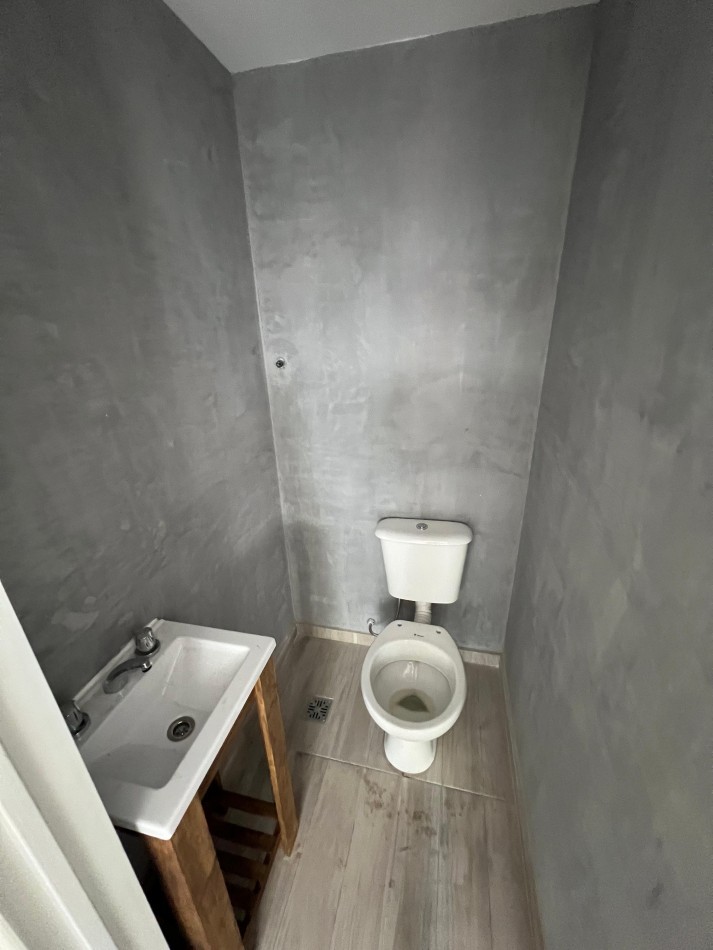 DUPLEX AL FRENTE CON BALCON Y PATIO, 54.5M2. PB. A. BANFIELD.