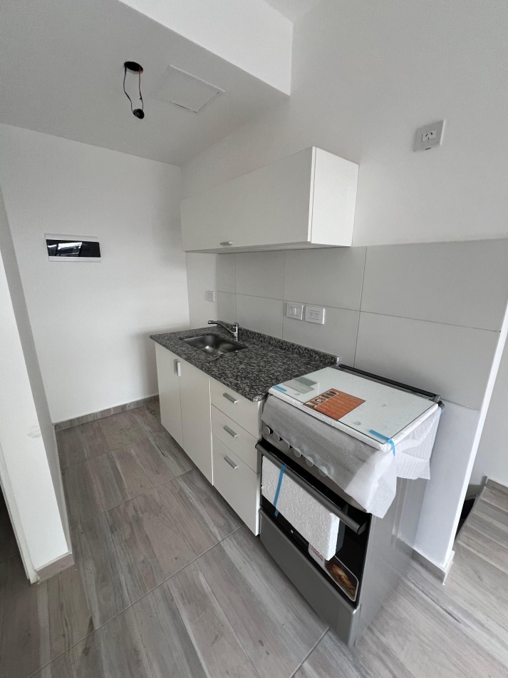 DUPLEX AL FRENTE CON BALCON Y PATIO, 54.5M2. PB. A. BANFIELD.