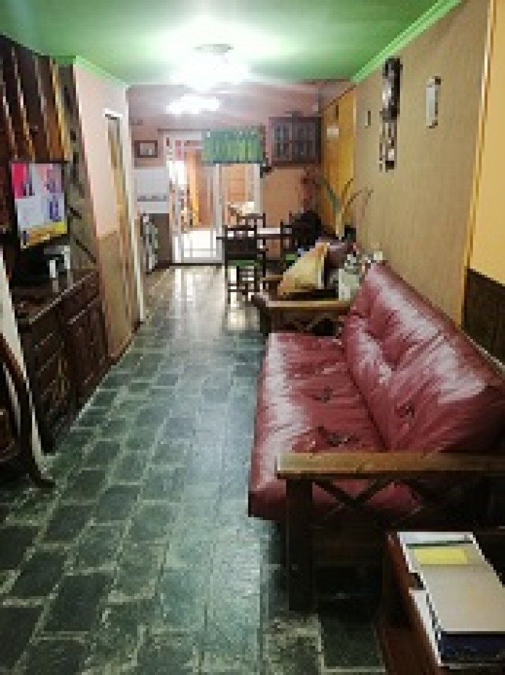 HERMOSO TRIPLEX, 4 DORMITORIOS, DOS COCHERAS, PERMUTA POR DEPARTAMENTO 2 O 3 AMBIENTES.