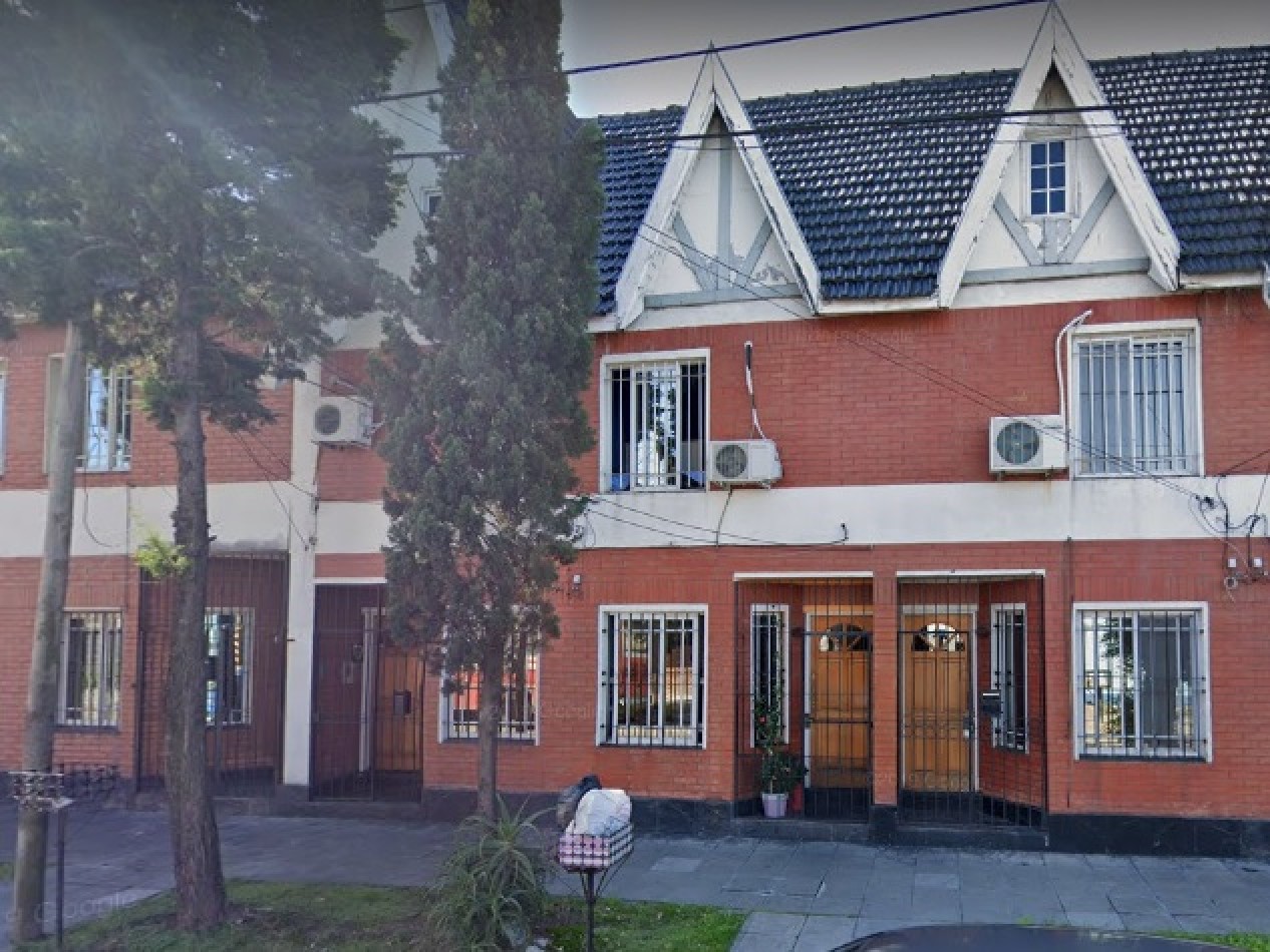 HERMOSO TRIPLEX, 4 DORMITORIOS, DOS COCHERAS, PERMUTA POR DEPARTAMENTO 2 O 3 AMBIENTES.