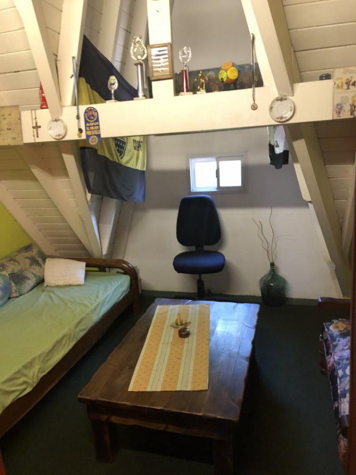 HERMOSO TRIPLEX, 4 DORMITORIOS, DOS COCHERAS, PERMUTA POR DEPARTAMENTO 2 O 3 AMBIENTES.