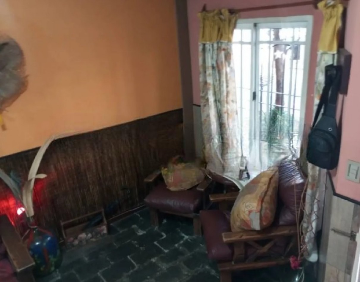 HERMOSO TRIPLEX, 4 DORMITORIOS, DOS COCHERAS, PERMUTA POR DEPARTAMENTO 2 O 3 AMBIENTES.