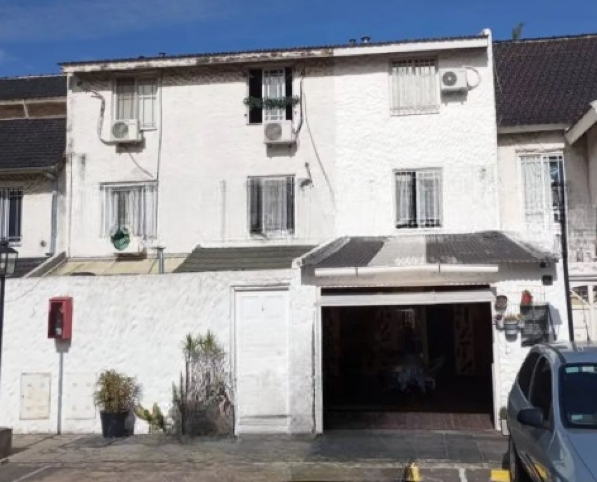 HERMOSO TRIPLEX, 4 DORMITORIOS, DOS COCHERAS, PERMUTA POR DEPARTAMENTO 2 O 3 AMBIENTES.