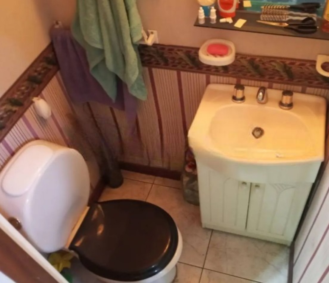 HERMOSO TRIPLEX, 4 DORMITORIOS, DOS COCHERAS, PERMUTA POR DEPARTAMENTO 2 O 3 AMBIENTES.