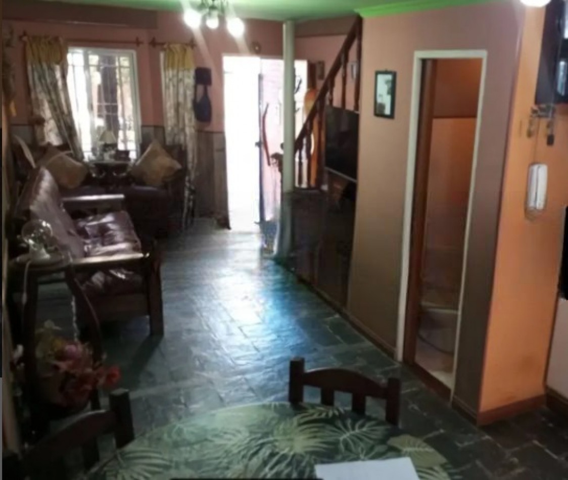 HERMOSO TRIPLEX, 4 DORMITORIOS, DOS COCHERAS, PERMUTA POR DEPARTAMENTO 2 O 3 AMBIENTES.
