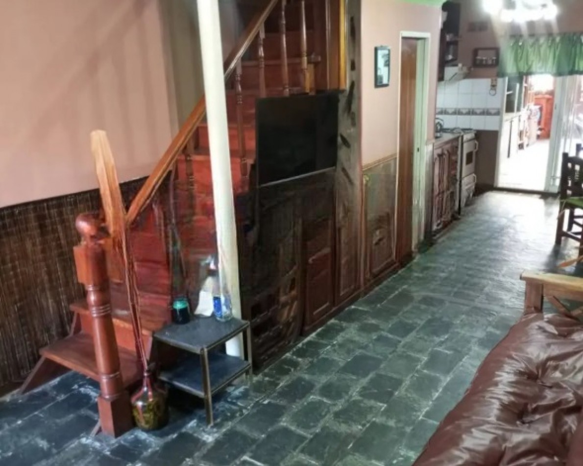 HERMOSO TRIPLEX, 4 DORMITORIOS, DOS COCHERAS, PERMUTA POR DEPARTAMENTO 2 O 3 AMBIENTES.