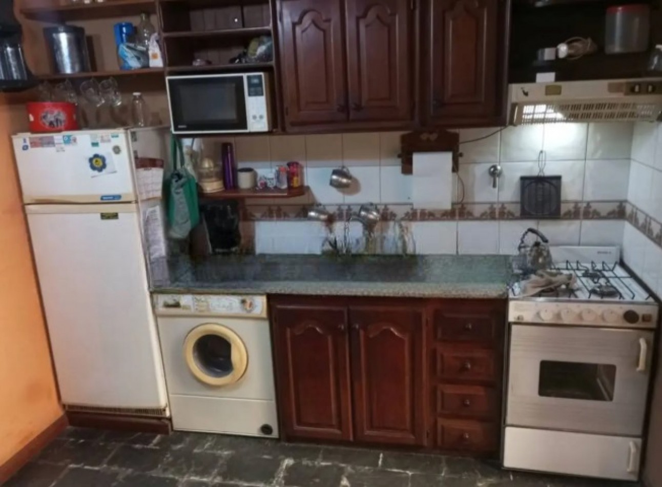 HERMOSO TRIPLEX, 4 DORMITORIOS, DOS COCHERAS, PERMUTA POR DEPARTAMENTO 2 O 3 AMBIENTES.
