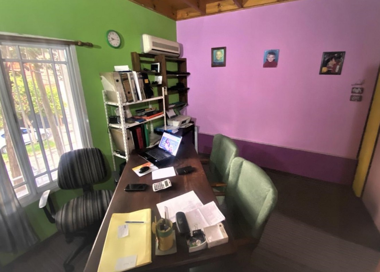 HERMOSO TRIPLEX, 4 DORMITORIOS, DOS COCHERAS, PERMUTA POR DEPARTAMENTO 2 O 3 AMBIENTES.