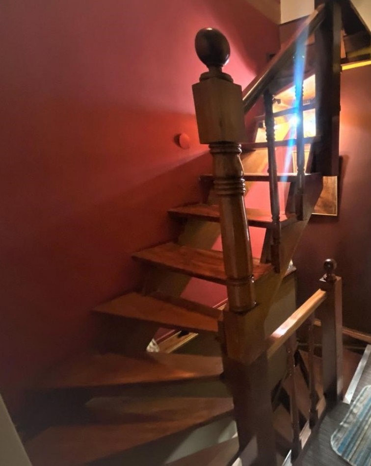 HERMOSO TRIPLEX, 4 DORMITORIOS, DOS COCHERAS, PERMUTA POR DEPARTAMENTO 2 O 3 AMBIENTES.