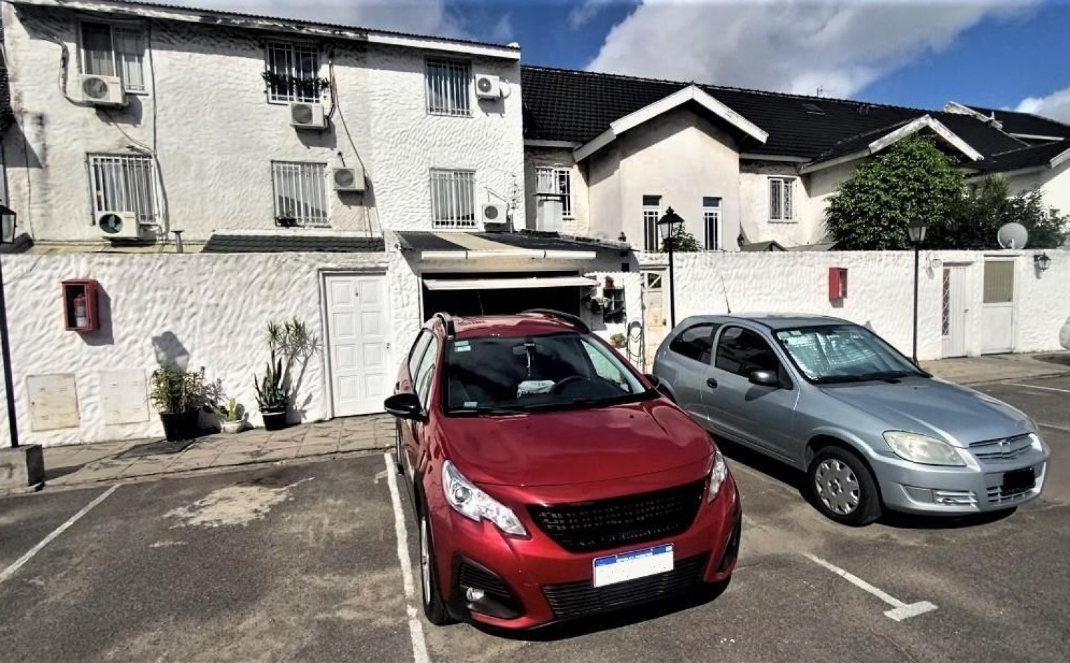 HERMOSO TRIPLEX, 4 DORMITORIOS, DOS COCHERAS, PERMUTA POR DEPARTAMENTO 2 O 3 AMBIENTES.