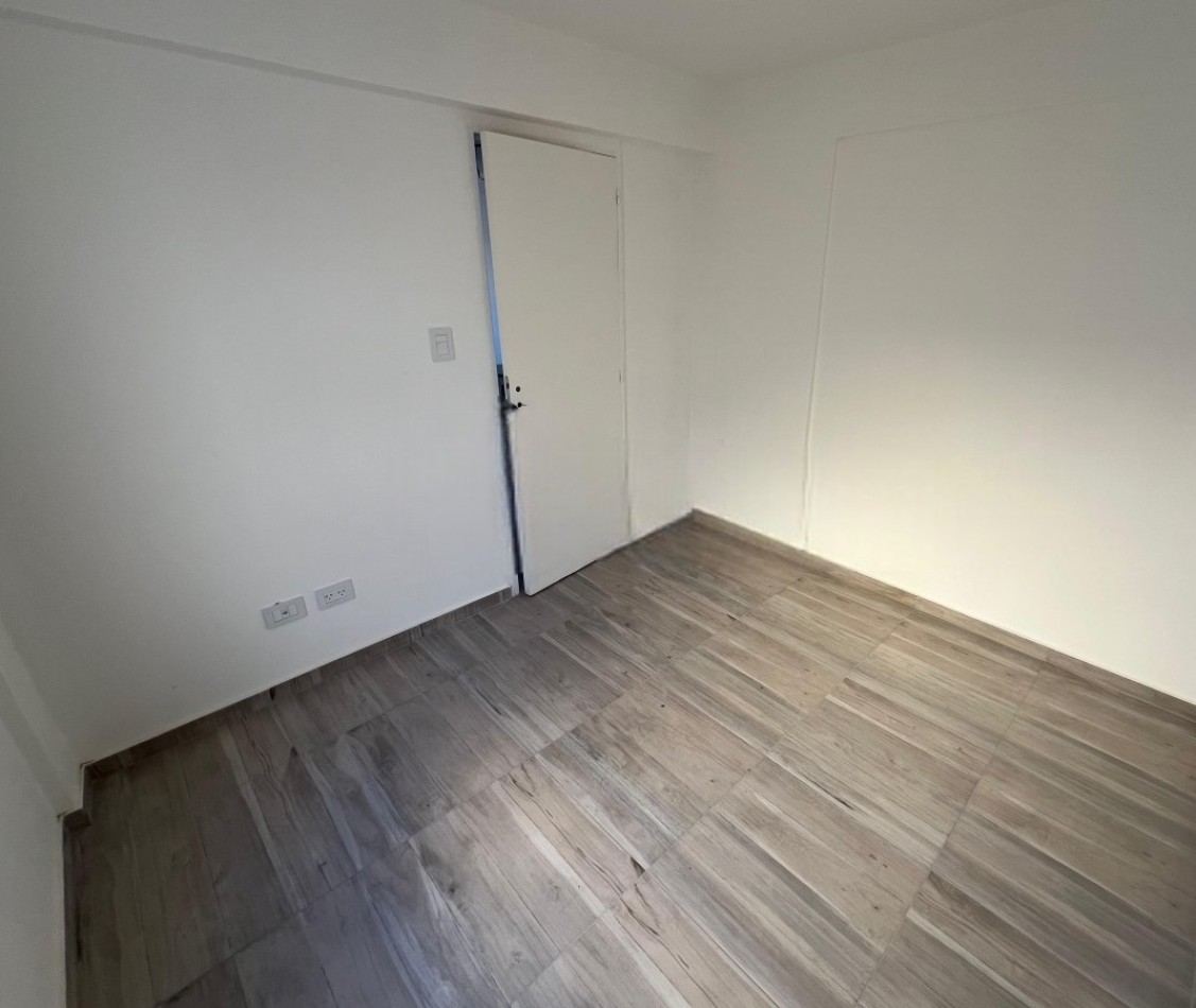 MONOAMBIENTE EN 2° PISO, DTO D, FONDO, 21M2.