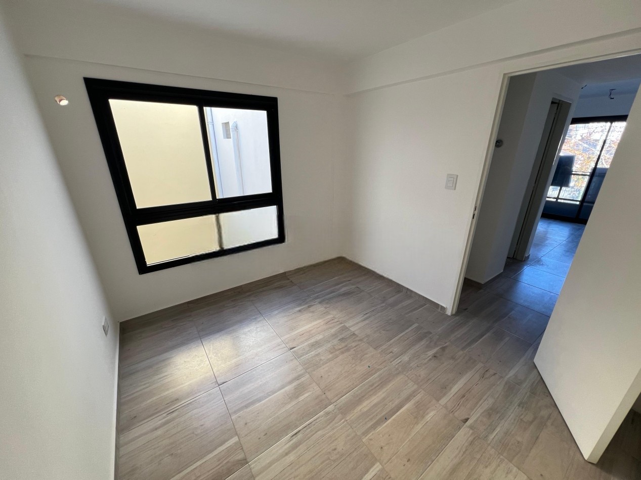 MONOAMBIENTE EN 2° PISO, DTO D, FONDO, 21M2.